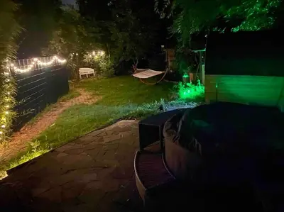 Ein Garten an der Unterkunft Ferien-Villa direkt am Rhein Sauna/Whirlpool