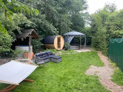 Ein Garten an der Unterkunft Ferien-Villa direkt am Rhein Sauna/Whirlpool