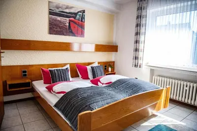 Ein Bett oder Betten in einem Zimmer der Unterkunft Hotel Zur Aue