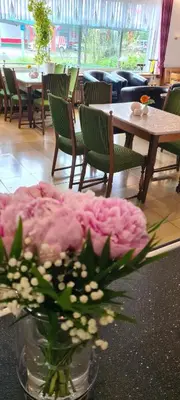 Ein Restaurant oder anderes Speiselokal in der Unterkunft Hotel Zur Aue