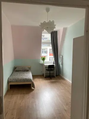 Ein Bett oder Betten in einem Zimmer der Unterkunft Cosy, new furniture, 10min walk to train station