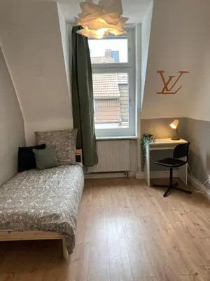 Ein Bett oder Betten in einem Zimmer der Unterkunft Cosy, new furniture, 10min walk to train station
