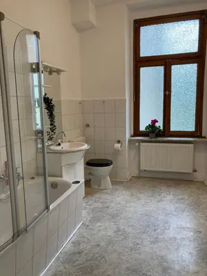 Ein Badezimmer in der Unterkunft Cosy, new furniture, 10min walk to train station