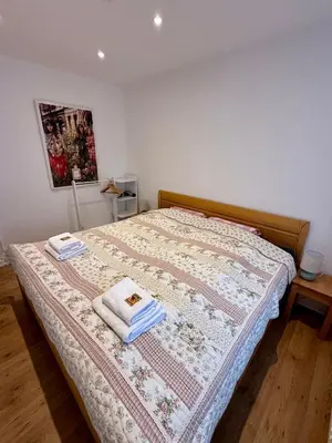 Ein Bett oder Betten in einem Zimmer der Unterkunft Groß, aber gemütlich - citynah
