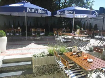 Ein Restaurant oder anderes Speiselokal in der Unterkunft Hotel 9-enhof