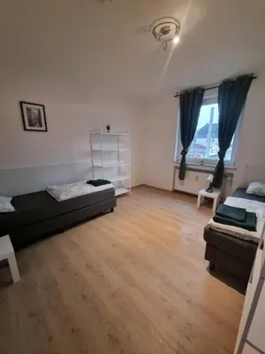 Ein Bett oder Betten in einem Zimmer der Unterkunft Monteur-Ferien-Messewohnung Mettmann 6 Personen 2 OG