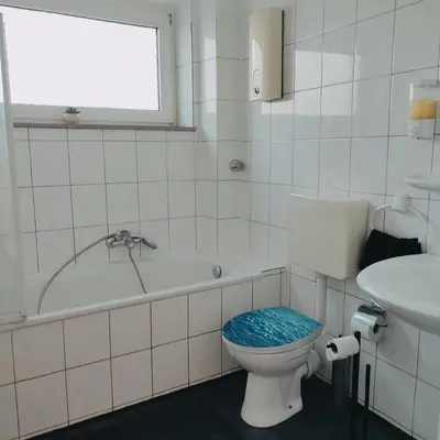 Ein Badezimmer in der Unterkunft Monteur-Ferien-Messewohnung Mettmann 6 Personen 2 OG