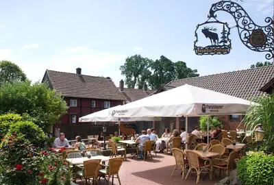 Ein Restaurant oder anderes Speiselokal in der Unterkunft Einhaus Jägerhof