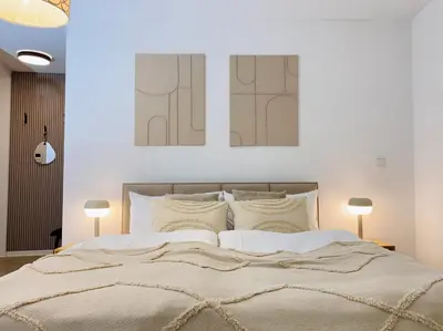 Ein Bett oder Betten in einem Zimmer der Unterkunft Bunker Studio Zentral Messe Business Streaming