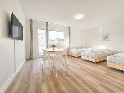Ein Bett oder Betten in einem Zimmer der Unterkunft Tolstov Apartments - Monteurwohnung - 2 Schlafzimmer - Küche - Balkon - Waschmaschine - 25 Min zur Messe DUS