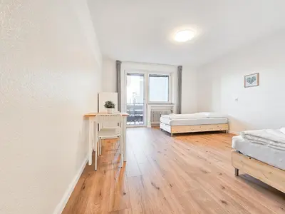 Ein Bett oder Betten in einem Zimmer der Unterkunft Tolstov Apartments - 2 or 3 Room Apartments - 15 Min zur Messe DUS & 10 Min Old Town DUS