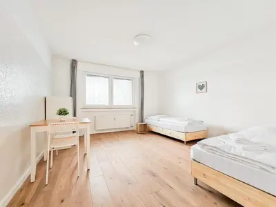 Ein Bett oder Betten in einem Zimmer der Unterkunft Tolstov Apartments - 2 or 3 Room Apartments - 15 Min zur Messe DUS & 10 Min Old Town DUS