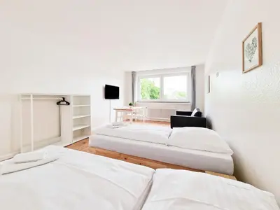 Ein Bett oder Betten in einem Zimmer der Unterkunft Tolstov Apartments - 2 or 3 Room Apartments - 15 Min zur Messe DUS & 10 Min Old Town DUS