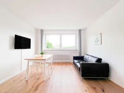 TV/Unterhaltungsangebot in der Unterkunft Tolstov Apartments - 2 or 3 Room Apartments - 15 Min zur Messe DUS & 10 Min Old Town DUS