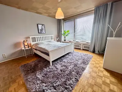 Ein Bett oder Betten in einem Zimmer der Unterkunft Exklusiver Rheinblick Messe Parken 5 Zimmer, 12 Personen