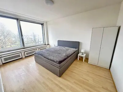 Ein Bett oder Betten in einem Zimmer der Unterkunft Exklusiver Rheinblick Messe Parken 5 Zimmer, 12 Personen