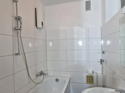 Ein Badezimmer in der Unterkunft Meribu L92 Wohnung für Monteure und Arbeiter