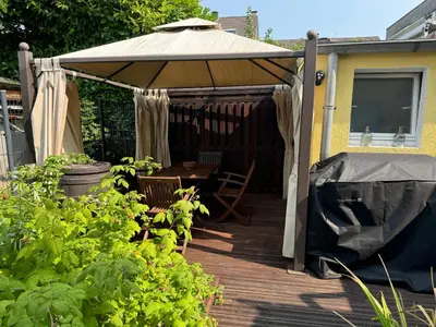 Ein Garten an der Unterkunft 3 separate Messe Appartements bis zu 11 Personen
