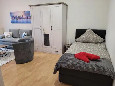Ein Bett oder Betten in einem Zimmer der Unterkunft Wohnung in Oberhausen: zentral & ruhig, eigener Eingang