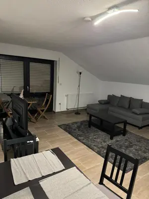 Ein Sitzbereich in der Unterkunft Wohnung mit Küche, Fernseher, WLAN und Parkplatz - Brian