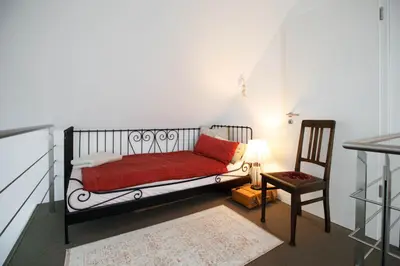 Ein Bett oder Betten in einem Zimmer der Unterkunft Kreatives Studio mit Galerie