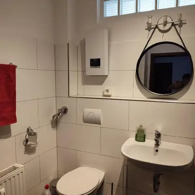 Ein Badezimmer in der Unterkunft Ferienwohnung Monteurwohnung Messewohnung Duisburg Süd Grenze Düsseldorf 6 Personen