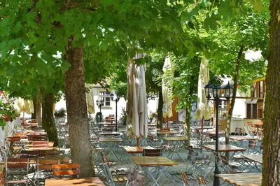 Ein Restaurant oder anderes Speiselokal in der Unterkunft Ferienwohnung Monteurwohnung Messewohnung Duisburg Süd Grenze Düsseldorf 6 Personen