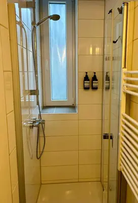 Ein Badezimmer in der Unterkunft FeelsLikeHome - Stylische und zentrale Altbauwohnung mit Terrasse&Garten