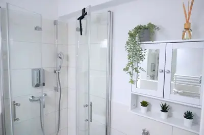 Ein Badezimmer in der Unterkunft Living-Life, Klinik & Messe vor Ort, Wlan, Netflix