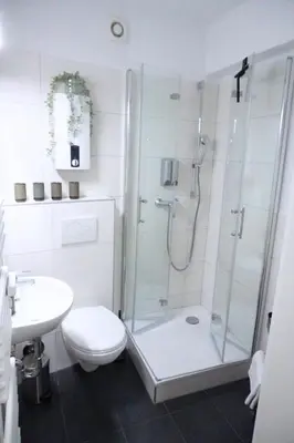 Ein Badezimmer in der Unterkunft Living-Life, Klinik & Messe vor Ort, Wlan, Netflix