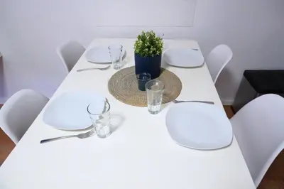 Ein Restaurant oder anderes Speiselokal in der Unterkunft Living-Life, Klinik & Messe vor Ort, Wlan, Netflix
