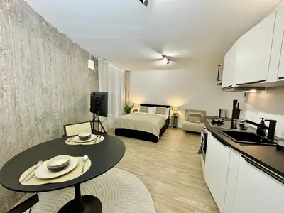 Ein Bett oder Betten in einem Zimmer der Unterkunft Bunker-Studio Zentral Business Messe