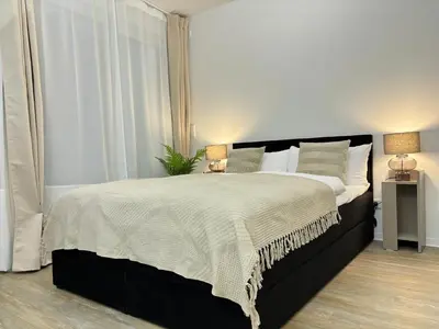 Ein Bett oder Betten in einem Zimmer der Unterkunft Bunker-Studio Zentral Business Messe