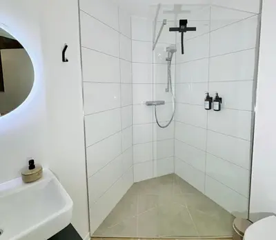 Ein Badezimmer in der Unterkunft Bunker-Studio Zentral Business Messe