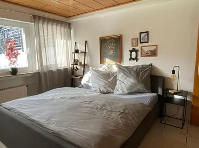Ein Bett oder Betten in einem Zimmer der Unterkunft Ferienwohnung100qm mit Garten