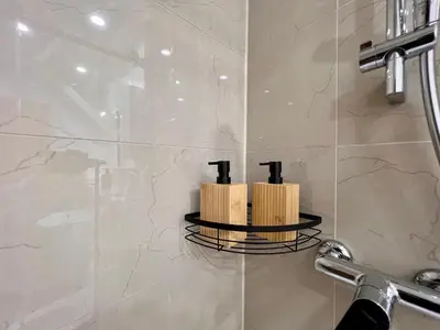 Ein Badezimmer in der Unterkunft PrimeTime Suite für 2 mit Küche