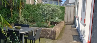Ein Garten an der Unterkunft TOKA ROOMS - an der Regiobahn