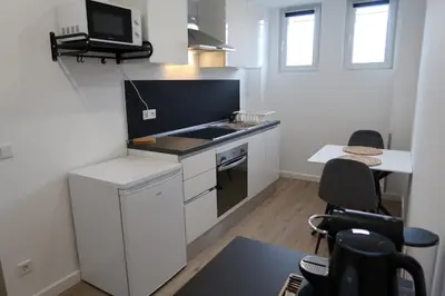 Küche/Küchenzeile in der Unterkunft TOKA ROOMS - an der Regiobahn