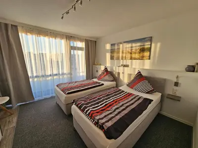 Ein Bett oder Betten in einem Zimmer der Unterkunft FEWO FAUBEL Mülheim Forum City 60 m2 inclusive Garagenstellplatz