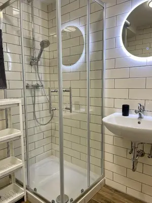 Ein Badezimmer in der Unterkunft Terracotta Apartment - Zentral, Parken, Netflix, Kontaktloses Einchecken, Kingsize-Bett