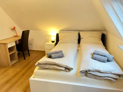 Ein Bett oder Betten in einem Zimmer der Unterkunft FeWo & Monteurwohnung