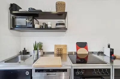 Küche/Küchenzeile in der Unterkunft Traumhaftes Apartment Zooviertel - Nähe DUS & Dortmund & Köln & Essen