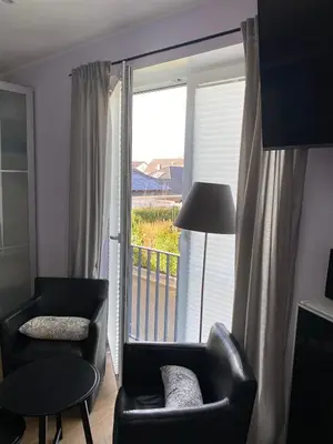 Ein Sitzbereich in der Unterkunft Zimmer am Bachlauf
