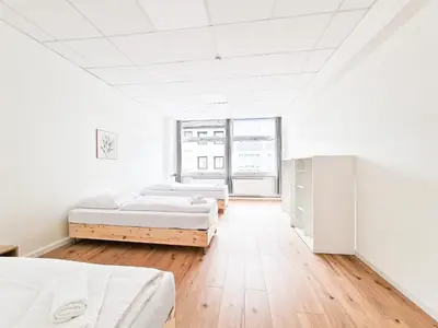 Ein Bett oder Betten in einem Zimmer der Unterkunft Tolstov Apartments - City Center Apartments with 5 Rooms - 10 Min Messe DUS
