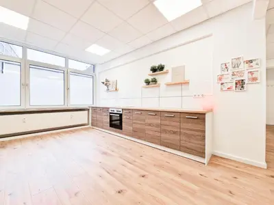 Küche/Küchenzeile in der Unterkunft Tolstov Apartments - City Center Apartments with 5 Rooms - 10 Min Messe DUS