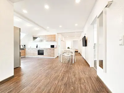 Küche/Küchenzeile in der Unterkunft Tolstov Apartments - City Center Apartments with 5 Rooms - 10 Min Messe DUS