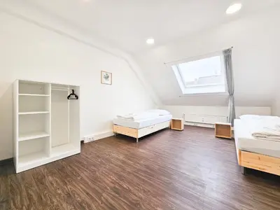 Ein Bett oder Betten in einem Zimmer der Unterkunft Tolstov Apartments - City Center Apartments with 5 Rooms - 10 Min Messe DUS
