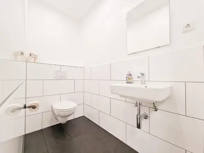 Ein Badezimmer in der Unterkunft Tolstov Apartments - City Center Apartments with 5 Rooms - 10 Min Messe DUS