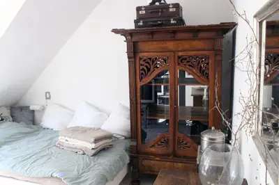 Ein Bett oder Betten in einem Zimmer der Unterkunft Ruhiges, helles Altbauzimmer im Stadtzentrum Privatunterkunft