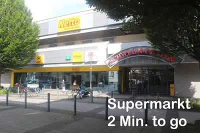 Ein Supermarkt oder andere Läden im Privatzimmer oder in der Nähe